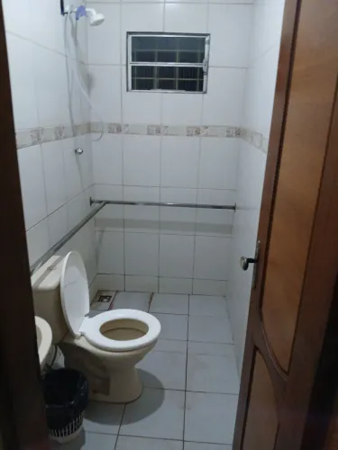 Um kitinete com banheiro dentro 