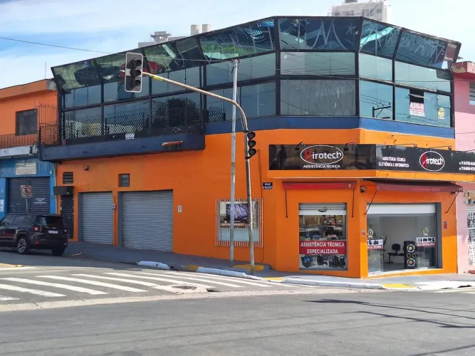 Técnico em televisores bordless