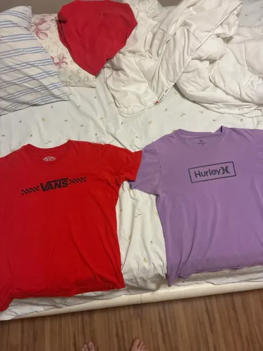 1 camisa VANS vermelha e 1 da HURLEY roxa AMBAS TAMANHO M.