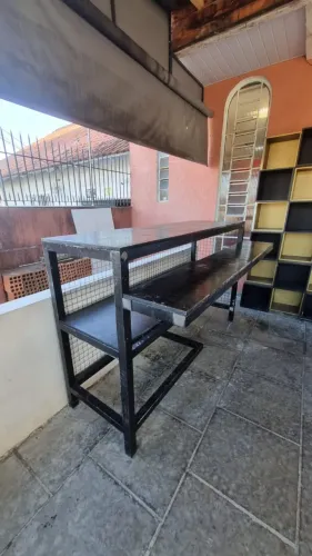 Balcão para Bar de Metal com Tampo de Madeira