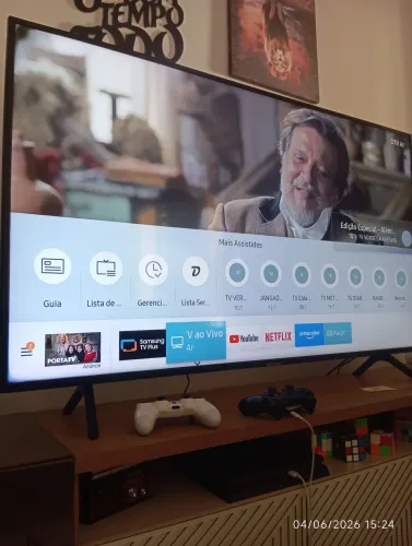 Tv smart Samsung 55 polegadas com uma pequena manchinha no canto de cima fora isso tudo ok