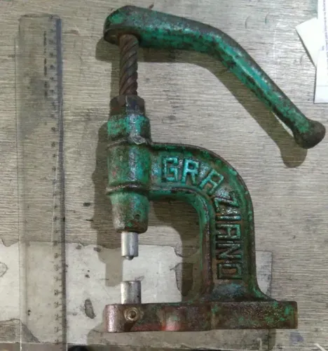 Máquina Manual de Colocar Ilhós em Ferro Fundido - Antiga e Robusta