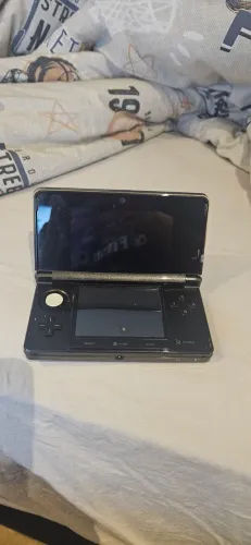 Nintendo 3DS preto.