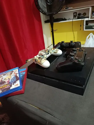 Ps4 FAT + 3 controles (2 em perfeito estado 1 desgastado) + 2 jogos em midia fisica
