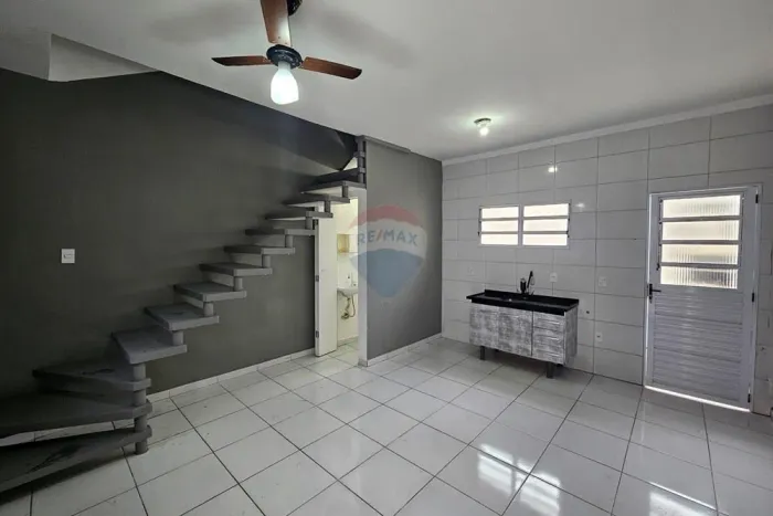 Casa a Venda com 2 quartos , 2 banheiros , quintal com churaasqueira no Jardim Topázio.