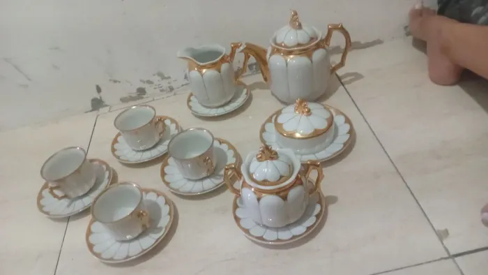 Jogo de porcelana fina branco em detalhes cor de ouro