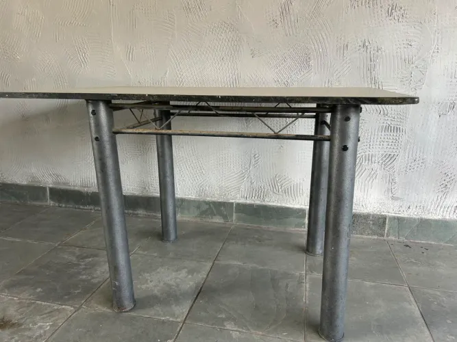 Mesa de ferro com tampão de mármore