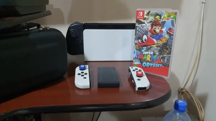 Nintendo Switch + Mario Odyssey + Case