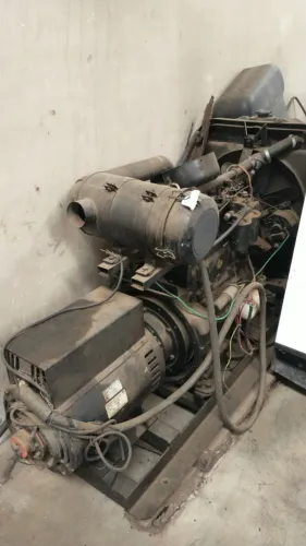Gerador 25/20 kVA (25kVA/20kVA) 2001
