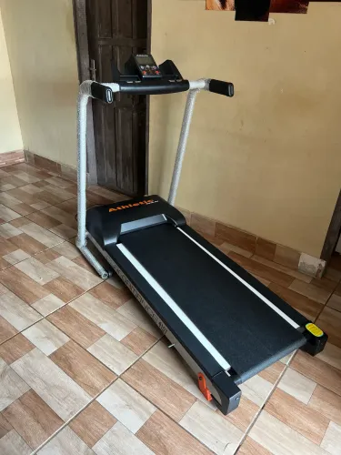 Esteira Athletic Performance 410T apenas R$ 1.900