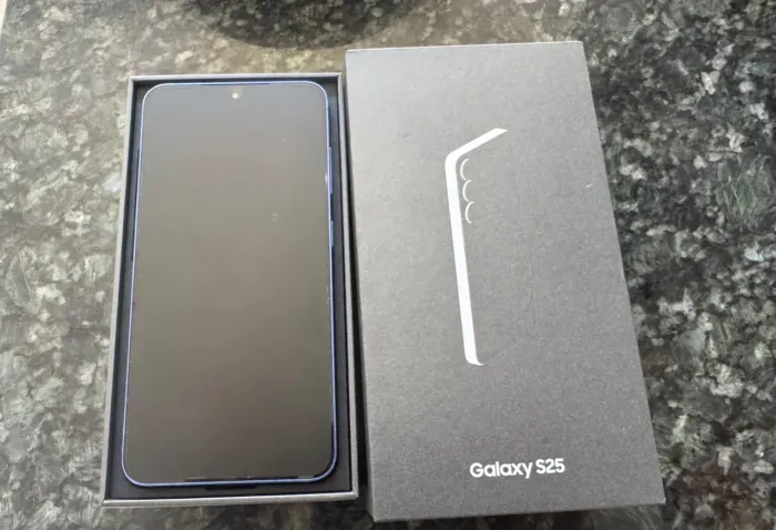 Galaxy S25, 256 Gb de memória e 12 Gb de ram.