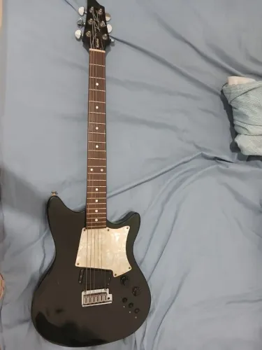 Guitarra Heartfield by Fender RR-8 - Made in Japan (anos 90) + Case rígido original<br>