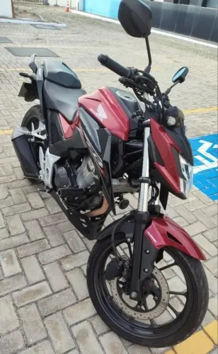 Moto conservada e documentada (vendo urgente)