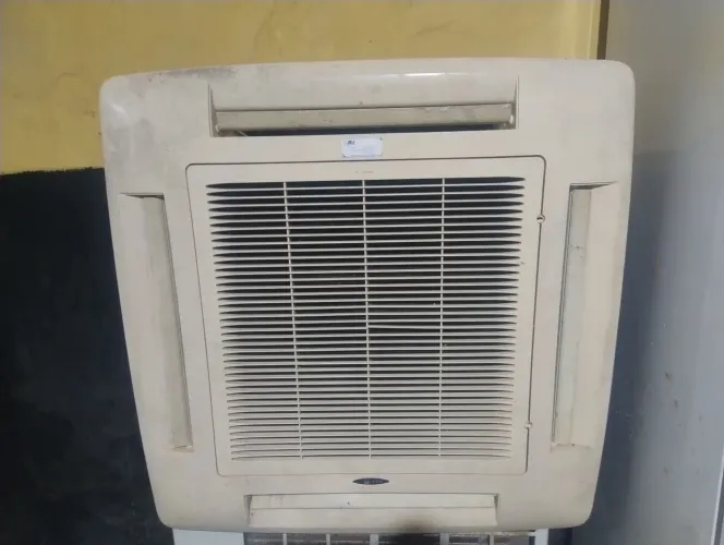 Vendo só a evaporadora cassete por 700 reais