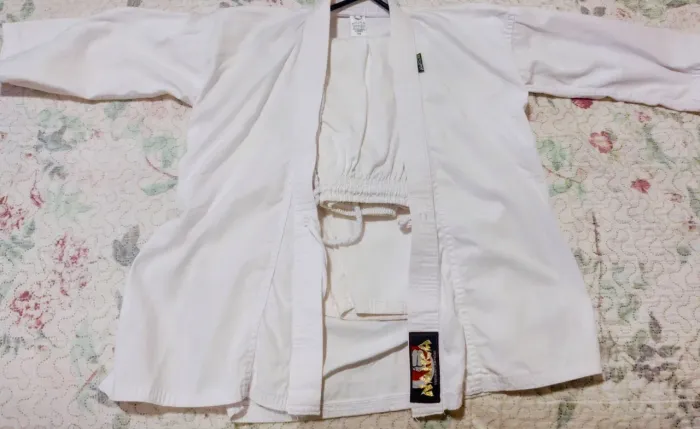 Kimono karatê idade 4 a 7 anos + faixa branca.