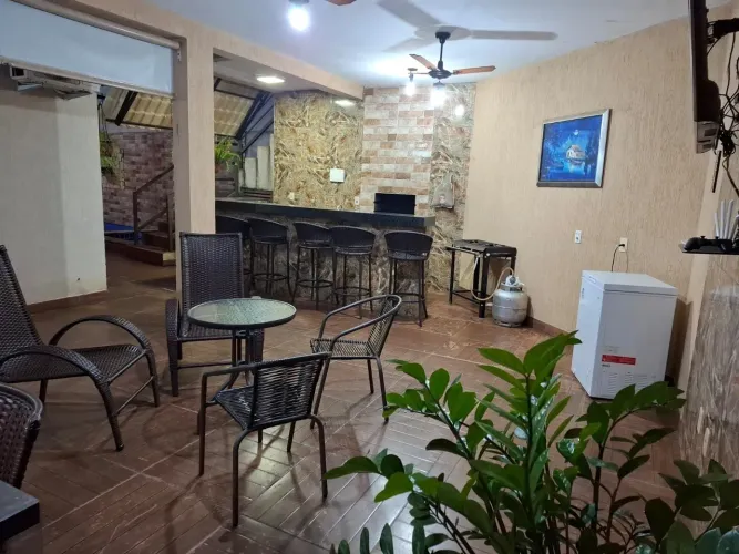 Vende-se mesa de madeira com tampo de vidro