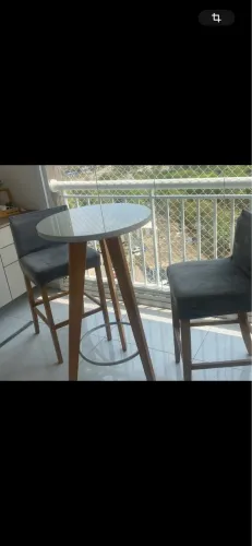 Conjunto de mesa e banquetas