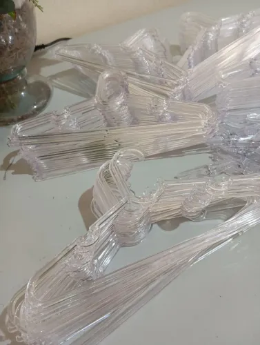 100 Cabides + 50 Grampos Loja Infantil em Acrílico 
