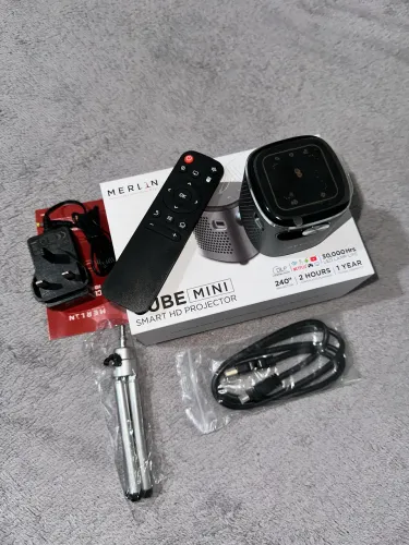 Projetor Merlin Cube Mini Smart HD DLP + Controle e Tripé