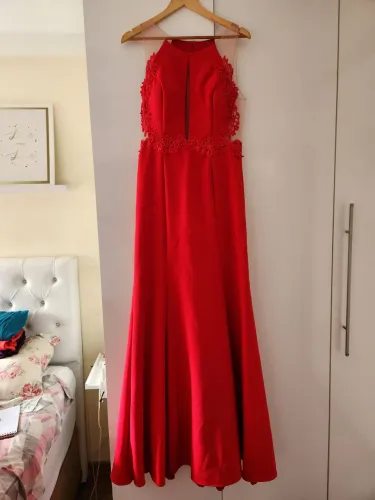 Vestido de festa vermelho, com pérolas bordadas, renda guipir