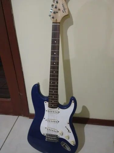 Guitarra azul marinho - ótimo custo.