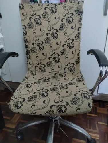Cadeira de escritório, resistente e ergonômica.