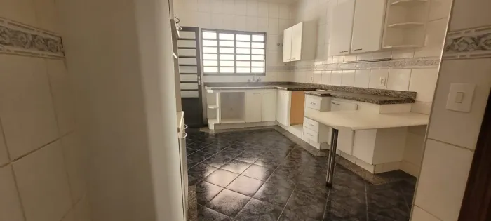 Casa com 3 dormitórios para alugar, 376 m² por R$ 5.549/mês - Condomínio Okinawa - Paulíni