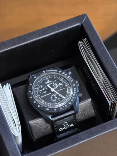 Omega Swatch Moonswatch Mission to the Moonphase Snoopy New Moon "Black"