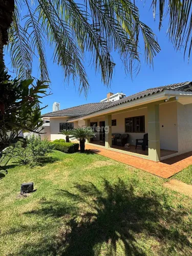 Casa de esquina com piscina