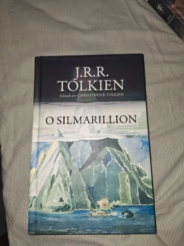 Livros: A Queda de Gondolin e O Silmarillion. Vendo por unidade a R$40,00
