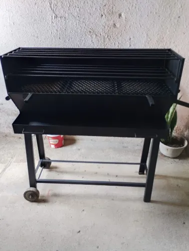 Churrasqueiras para assar espetinho e carnes em geral