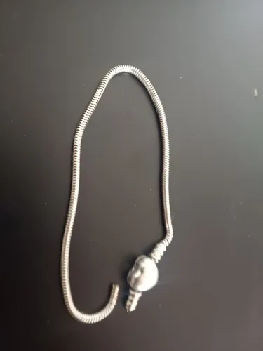 Pulseira pandora com defeito por isso apenas 400,00