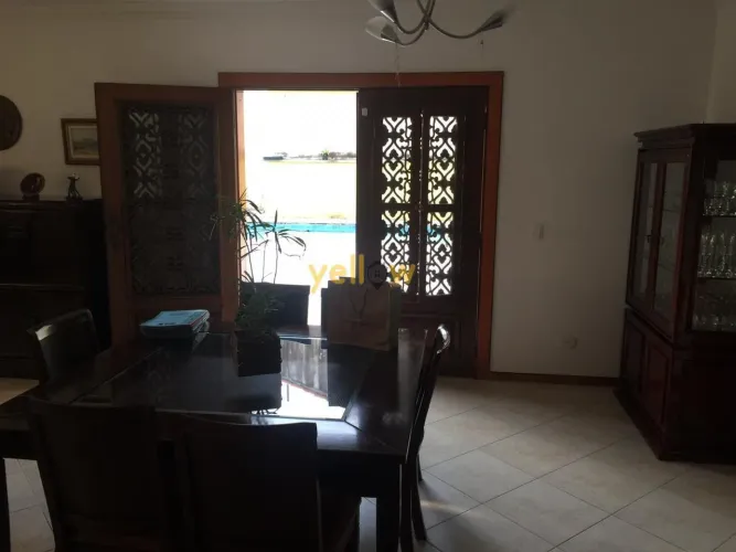 Descubra o seu novo lar em Parque Santa Tereza, Santa Isabel! Esta encantadora casa oferec