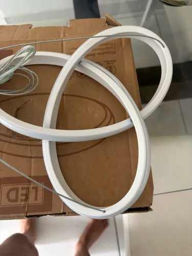Luminária novíssima, ainda na embalagem, moderna e compacta