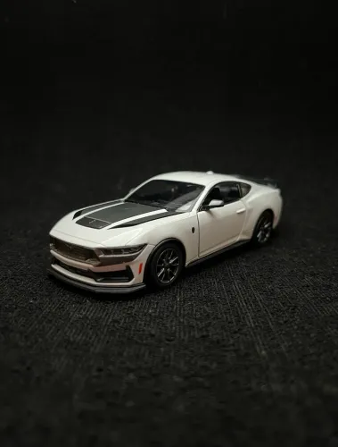 Miniatura Mustang Dark Horse 