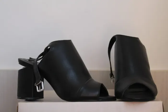 Sandália / sapato / ankle boot de salto em couro - Mundial Calçados 
