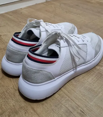Tênis casual masculino Tommy Hilfiger. Design urbano e contemporâneo.