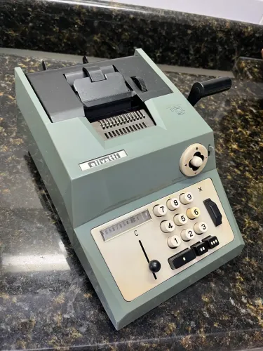 Calculadora Olivetti antiga.