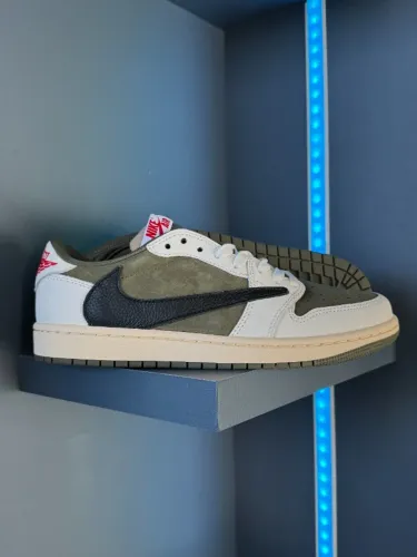 Air Jordan 1 Retro Low OG SP Travis Scott "Medium Olive" - Tam 39 - Novo DS
