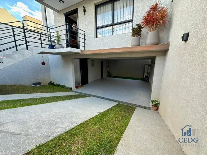 Sobrado moderno no Portão com 4 vagas e suíte ampla