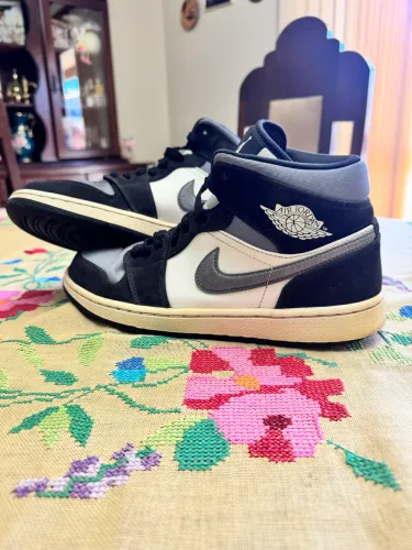 Air Jordan 1 Mid Satin Grey Toe