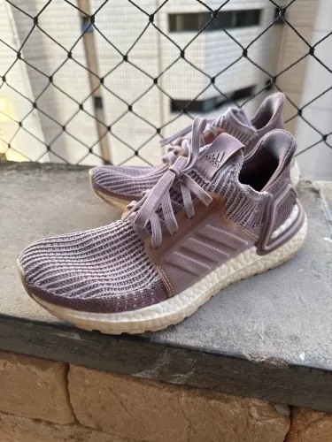 Tênis adidas cano baixo UltraBOOST