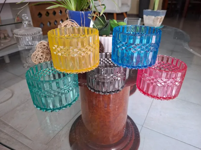 Belos vasos para suculentas em resina acrílica transparente várias cores.