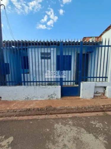 Casa com 2 Quarto(s) e 1 banheiro(s) para Alugar, 50 m² por R$ 600 / Mês