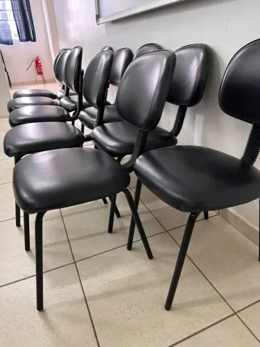 Cadeiras Estofadas Pretas - R$ 35 cada | 20 unidades disponíveis