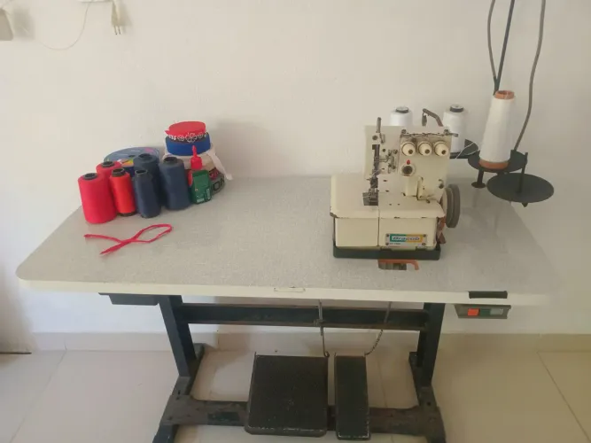 vendo máquina de costura duas voltagem 