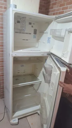 Geladeira Eletrolux modelo DF46 Frost Free 127V