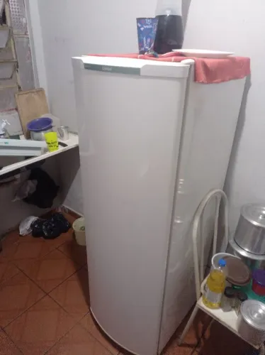 Vendo geladeira interessado chama no PV. Estou vendendo porque vou mudar de cidade 