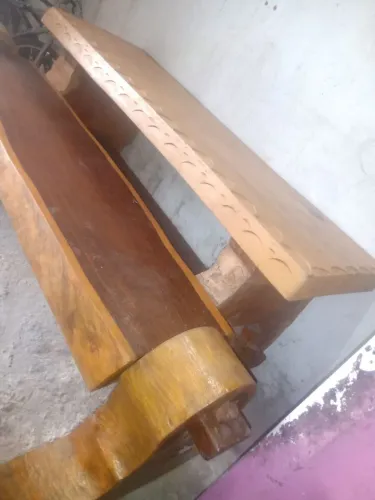 Mesa e banco de madeira rústica.