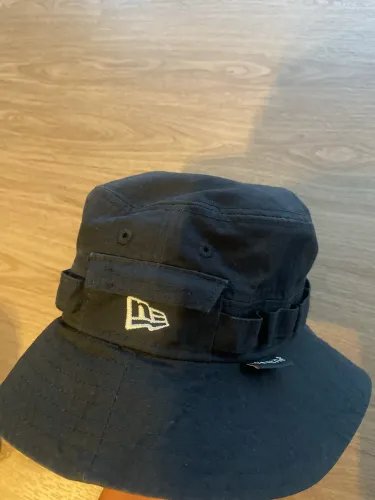 Bucket preto, new era
